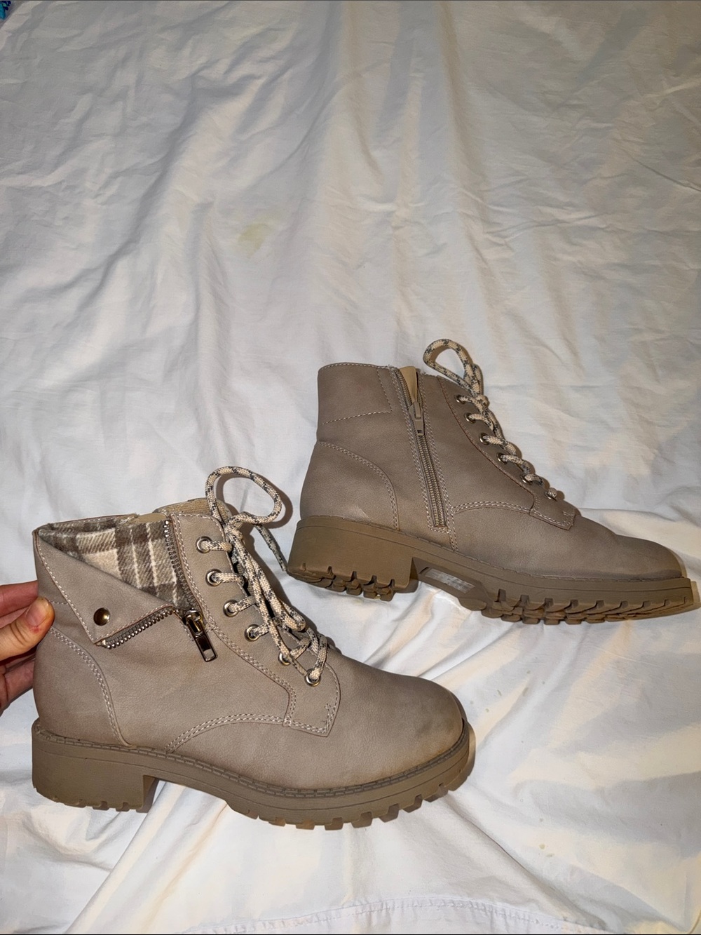 Women’s 7.5W Jellypop Taupe Lace-Up Combat Boots with Plaid Lining